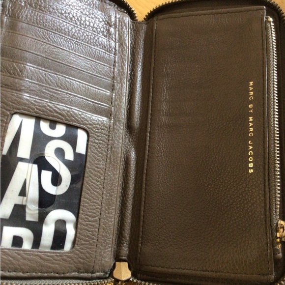 Marc by Marc Jacobs Wallet With Gold Zipper Pull - Picture 6 of 8